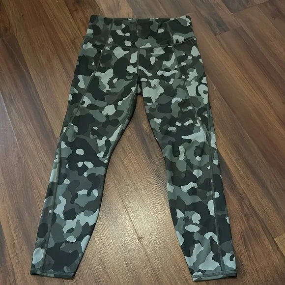 Athleta Lightning Camo 7/8 Tight in Super Sonic Size Medium Leggings - Picture 8 of 15